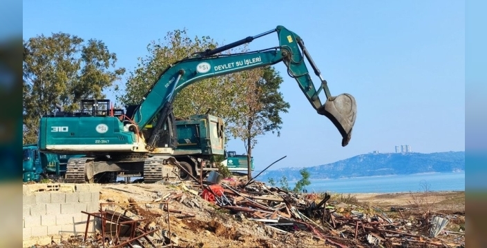 Adana'da kaçak yapıların yıkım işlemleri hız kesmeden sürüyor