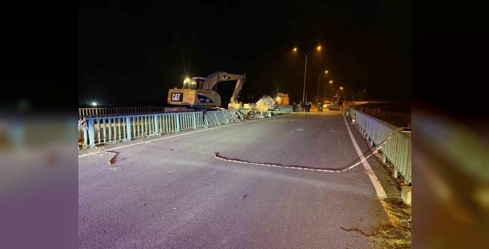 Afyonkarahisar'da köprü demirlerine çarpan araç hurdaya döndü: 1 ölü, 3 yaralı