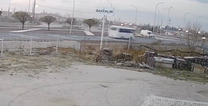 Afyonkarahisar'da öğrenci servisi kazası: 18 yaralı, şok edici kamera görüntüleri ortaya çıktı