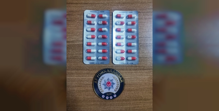 Afyonkarahisar'da polis denetimlerinde 30 şahıs yakalandı, uyuşturucu ve silahlar ele geçirildi