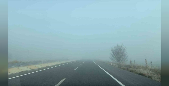 Afyonkarahisar'da yoğun sis can alıyor: Kara yolu ulaşıma kapatıldı