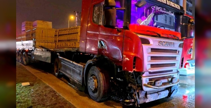 Aksaray'da tır ile servis aracı çarpıştı: 2 kişi yaralandı