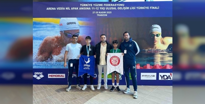 Aliağalı genç yüzücüler Türkiye finalinde altın madalya kazanarak gurur yaşattı