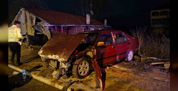 Alkollü sürücü sollama yaparken duvara çarptı: 3 yaralı