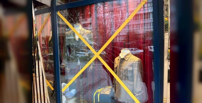 Alkollü travesti, vitrin camını başıyla kırdı