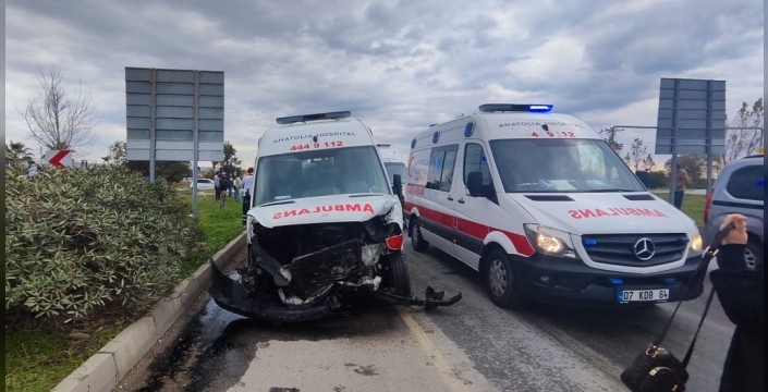 Ambulansa yol verme çabası Antalya'da zincirleme kazaya dönüştü, güvenlik kamerası dehşeti gözler önüne serdi