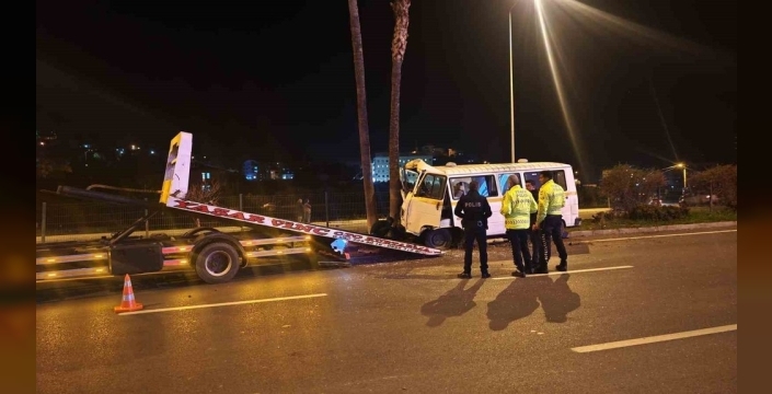 Antalya'da alkolün bedeli ağır oldu: Minibüs refüje fırladı, sürücü yaralandı