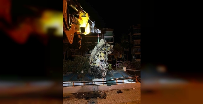 Antalya'da lüks otomobil alt geçide çarptı, sürücü hayatını kaybetti