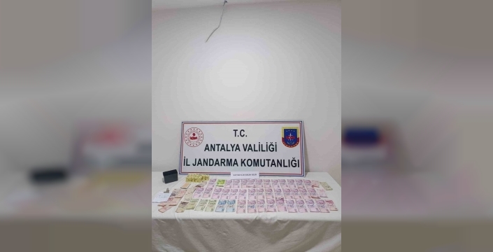 Antalya'da mahalle muhtarı kumar oynatırken yakalandı