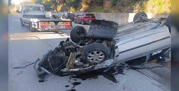 Antalya'da otomobil virajı alamadı, 2 kişi yaralandı