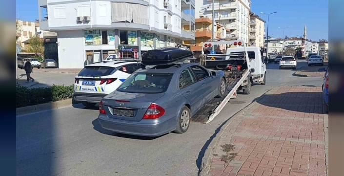 Antalya'da plakasız Mercedes'e 15 bin TL ceza kesildi