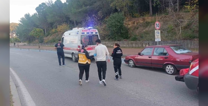 Antalya'da refüje çarpıp ters dönen araçtan şans eseri kurtulan sürücü hastaneye kaldırıldı
