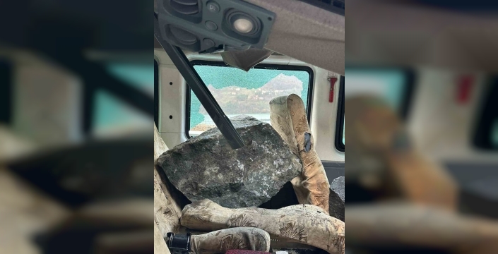 Artvin'de minibüsün üzerine dev kayalar düştü, 3 kişi şans eseri kurtuldu