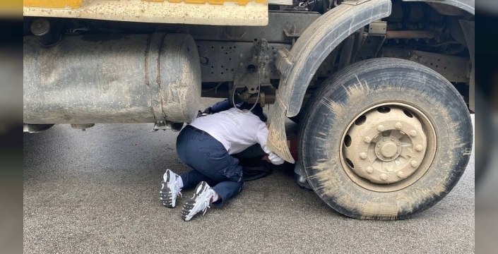 Aydın'da kamyonun altında kalan kurye hayat mücadelesi veriyor