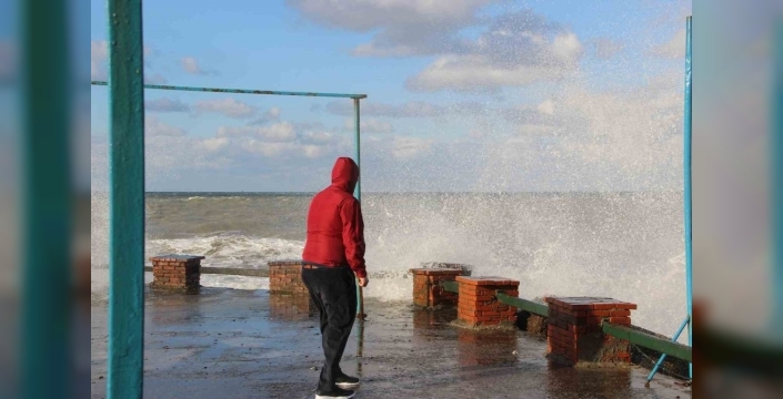 Batı Karadeniz'de fırtına kapıda: Düzce Valiliği'nden acil uyarı!