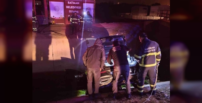 Batman'da dramatik kaza: otomobil su kanalına uçtu, sürücü itfaiyenin zorlu kurtarma operasyonuyla hastaneye kaldırıldı