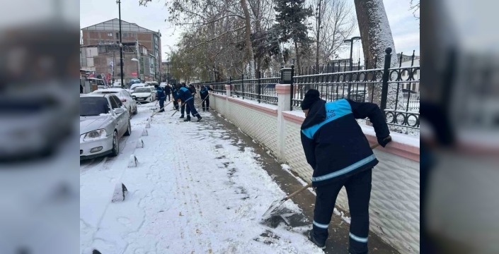 Battalgazi'de karla mücadele çalışmaları hız kesmeden sürüyor