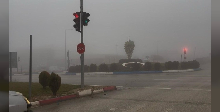 Besni'de sis ve sağanak hayatı felç etti: Görüş mesafesi 5 metreye düştü