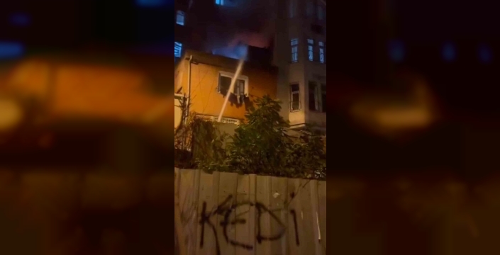 Beyoğlu'nda dehşet anları: 3 katlı binanın teras katı alevlere teslim oldu!