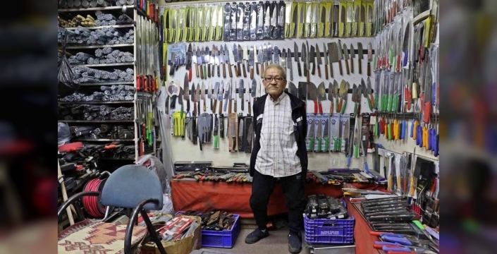 Bıçak bileme ustası, 50 yıldır mesleğini sürdürüyor ama çırak bulamıyor