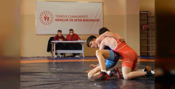Bilecik'te genç güreşçiler paspas üzerinde zafer peşinde: Mücadele ve azim dolu bir gün!