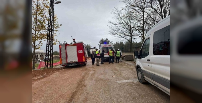 Bilecik'te hafriyat kamyonu devrildi: Sürücü sıkıştı, yaralandı