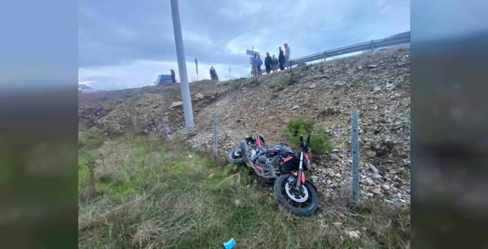 Bilecik'te şok edici kaza: Motosiklet köprüden aşağı uçtu, sürücü yaralandı