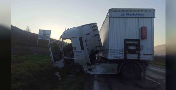 Bilecik'te yürekler ağza geldi: Tır kontrolden çıktı, sürücü yaralandı