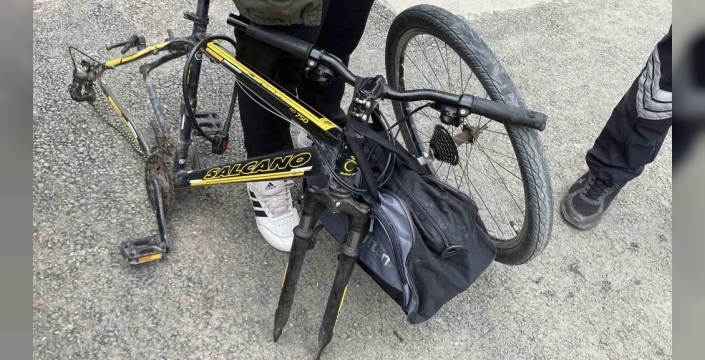 Bisiklet kilidi direnemedi, hırsızlar çareyi tekeri sökmekte buldu!