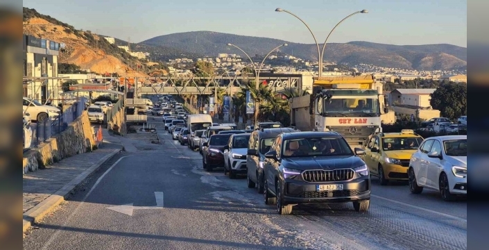 Bodrum'da yeni yıl trafiği: Uzun araç kuyrukları oluştu