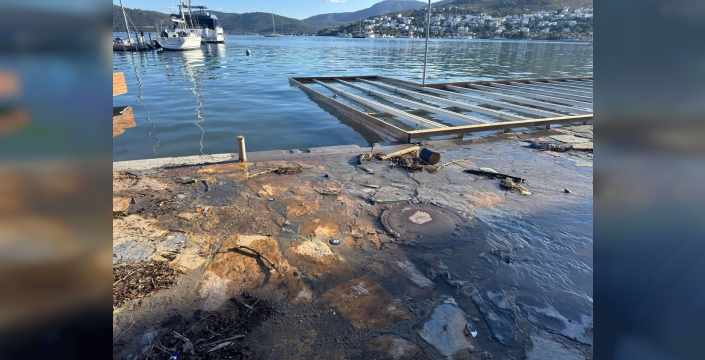 Bodrum sahil yolunda kanalizasyon patlağı: kirli su denize karıştı