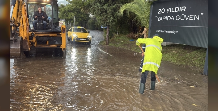 Bodrumda sokaklar göle döndü, araçlar sular altında kaldı