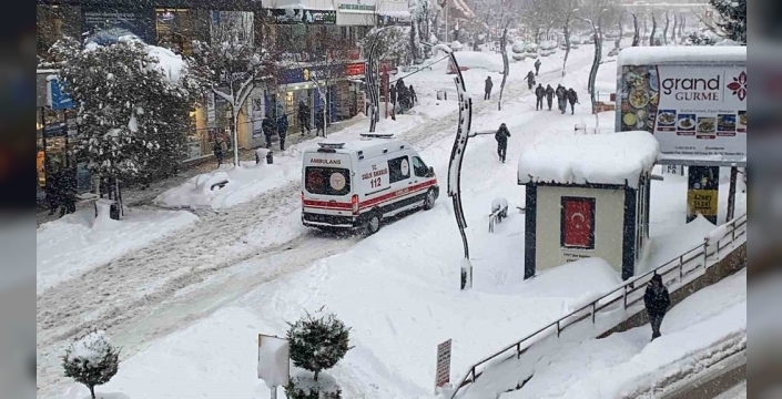 Bolu'da ambulansın karla mücadelesi kameraya yansıdı
