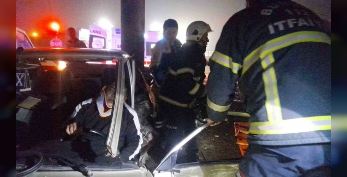 Burdur'da tır ile çarpışan TOFAŞ otomobil hurdaya döndü