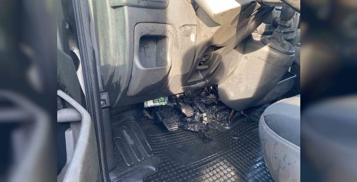 Bursa'da alev alan minibüse BUSKİ ekiplerinden anında müdahale!