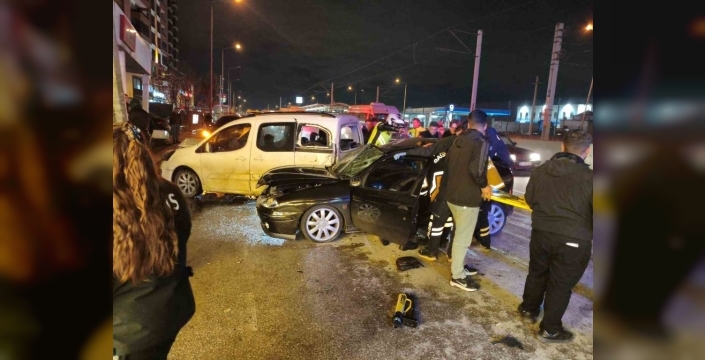 Bursa'da gece yarısı dehşeti: Kontrolden çıkan araç park halindekilere çarptı, 1'i ağır 4 yaralı