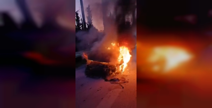 Bursa'da hareket halindeki otomobil alev aldı, vatandaşlar seferber oldu