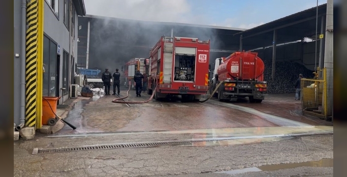 Bursa'da metal geri dönüşüm fabrikasında yangın paniği: İtfaiye hızla müdahale etti