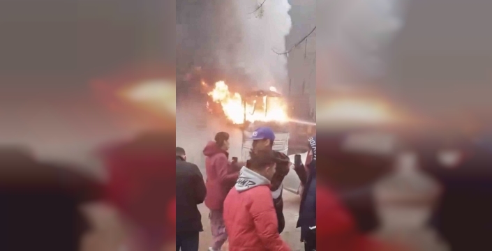 Bursa'da park halindeki midibüste çıkan yangın otomobile sıçradı