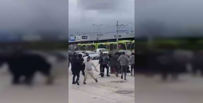 Bursa'da sokak ortasında yaşanan sopalı kavga kamerada