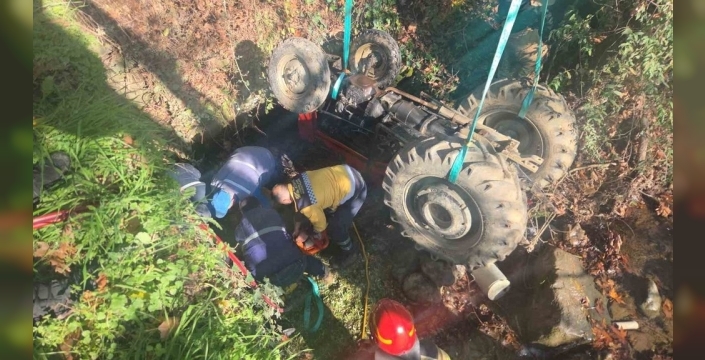 Bursa'da traktör köprüden uçtu, yaşlı adam can pazarı yaşadı