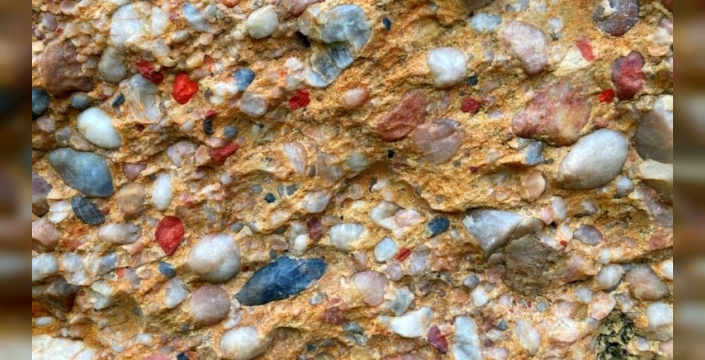 Çakıl taşı sanatıyla hayatına renk katan emekli mühendis