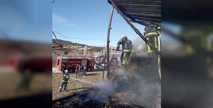 Çameli'de samanlık yangını korku dolu anlar yaşattı