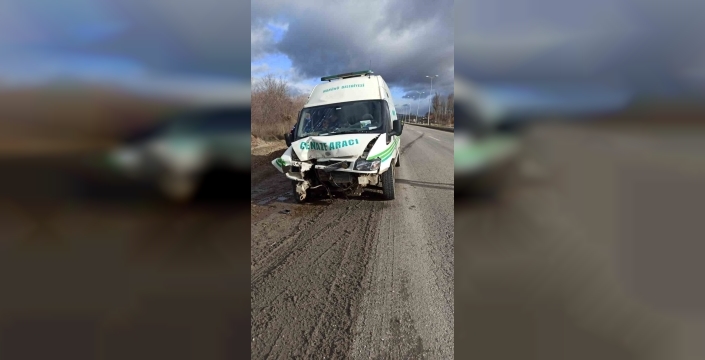 Cenaze aracı ve traktör çarpıştı: 4 kişi yaralandı