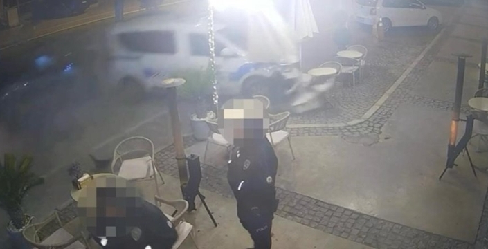 Çeşme'de nefes kesen anlar: Süratli otomobil polis aracına böyle daldı!