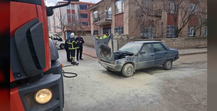 Çorum'da seyir halindeki otomobilin motoru tutuştu, itfaiye alevleri söndürdü