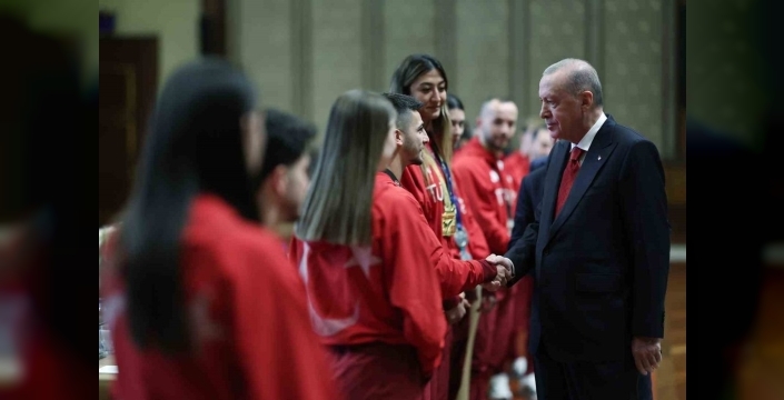 Cumhurbaşkanı Erdoğan, başarılı sporcuları ağırladı: 'Sporda Türkiye Yüzyılı hedeflerimiz için çalışıyoruz