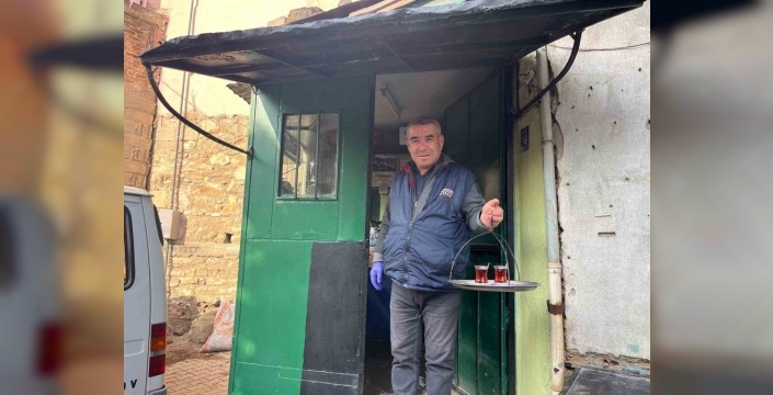 Denizli'de 50 yıllık çay ocağında baba mesleğini sürdürüyor