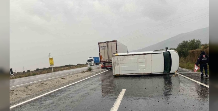 Denizli'de minibüs takla attı, sürücü yaralandı