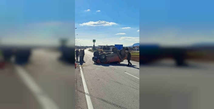 Denizli'de pikap düz yolda takla attı: Aks kırılması şaşırttı